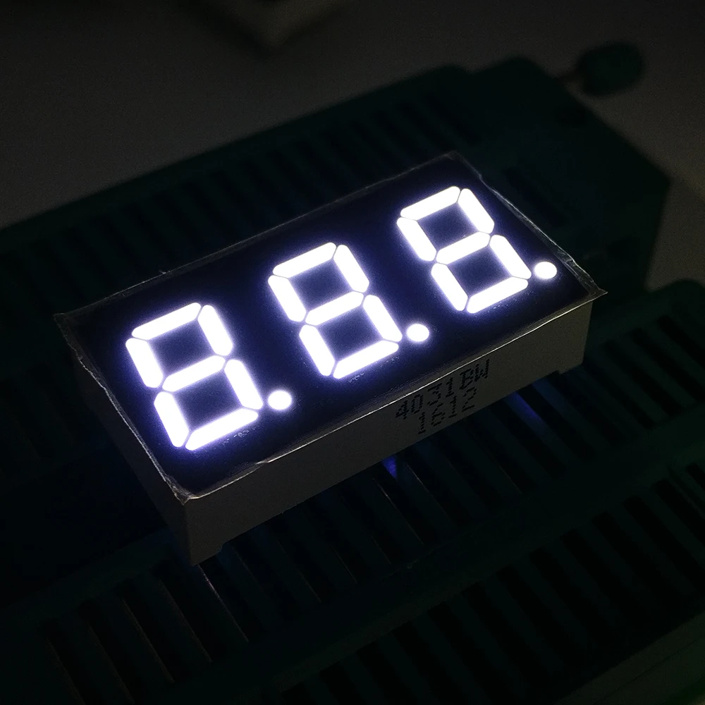 10DB Új és eredeti 3 bites 0,4 hüvelykes digitális cső LED kijelző fehér fény 7 szegmenses közös anód - 0