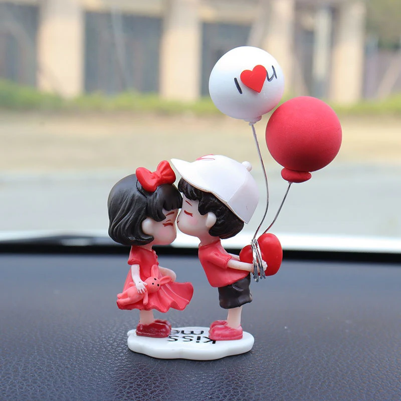 Anime párok autódísz modell Aranyos csók léggömb figura Automatikus belsőépítészet Rózsaszín műszerfal figurák Kiegészítők Ajándékok - 0