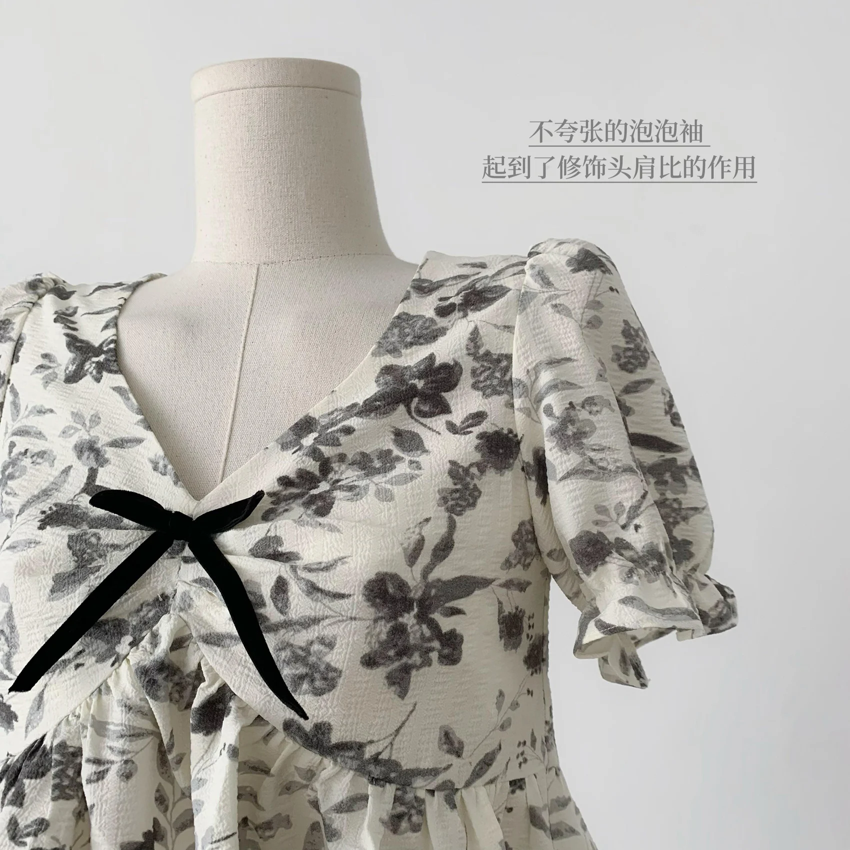 ingek Női V-nyakú virágmintás nyári koreai stílusú változat puffos ujjú Mujer alkalmi napi női ruházat Újonnan felső - 2