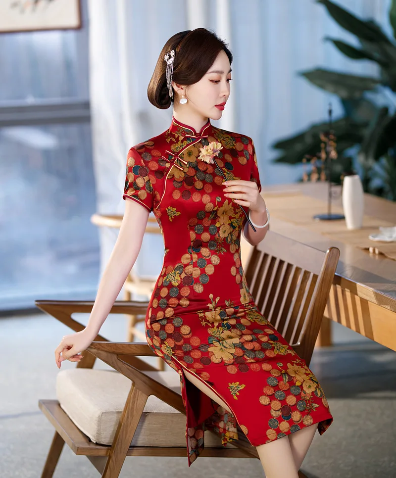 Kínai stílusú nők piros virágmintás Qipao állvány gallér rövid ujjú magas hasított Cheongsam - 3