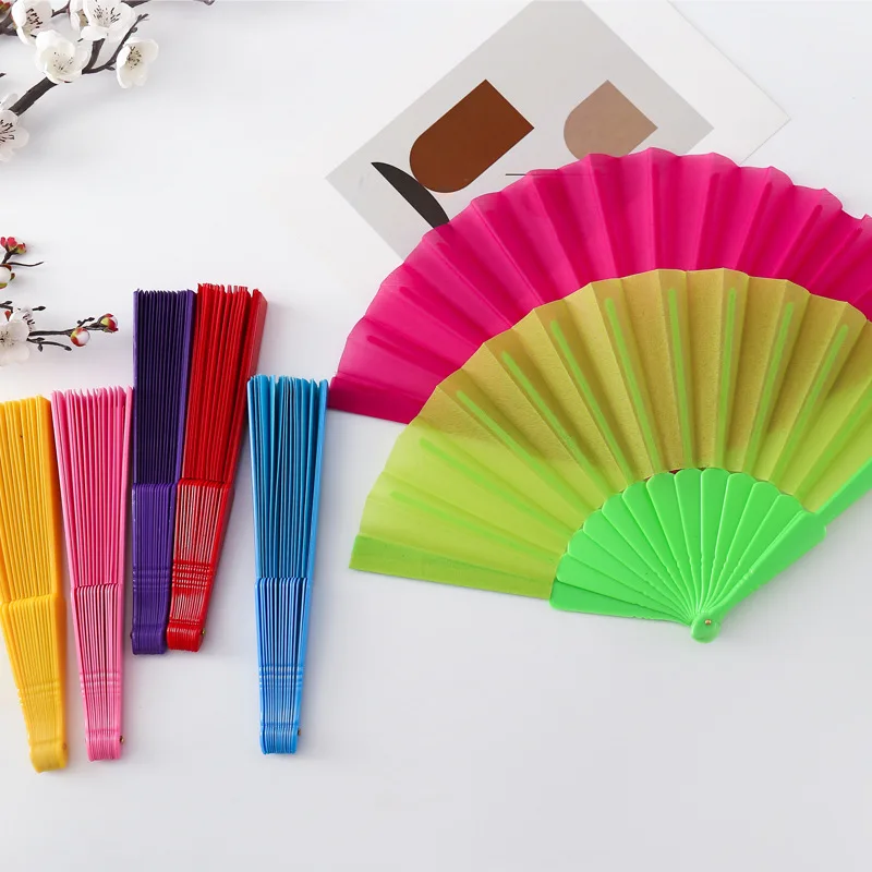 Műanyag összecsukható ventilátor Kínai stílusú retro kézi ventilátor virágos táncventilátor tiszta színű összecsukható kézi ventilátor esküvői ajándék vendégnek 2024 - 1