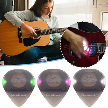 Új gitárpengető Közepes pengető műanyag nagy érzékenységű LED lámpával Plectrum basszusgitárhoz Elektromos gitár kiegészítők 1db