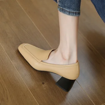 2022 Tavaszi női bőr szivattyúk Szögletes sarkú szivattyúk Magas sarkú cipók Új márka Egyszerű cipő Barna lábbeli nőknek