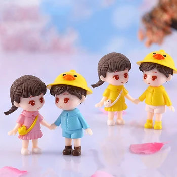 1Pár miniatűr gyanta Kis sárga kalap pár figura modell Mikro táj DIY kézművességhez Tündérkert Babaház dekorációs modell