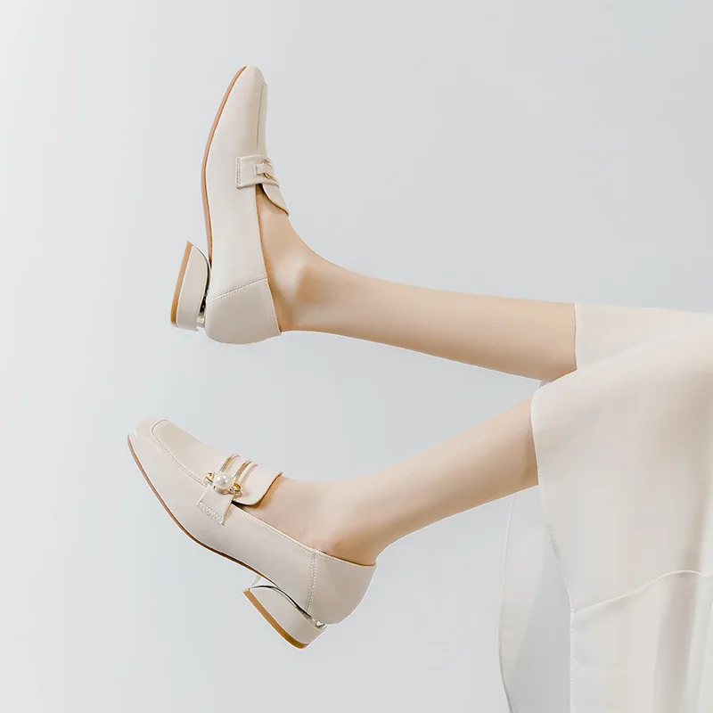 Új divat Tavasz Nők Fehér cipők Hasított bőr Rövid sarkú cipők Szivattyúk Alkalmi naplopók Cipők Női Slip-on cipők - 1